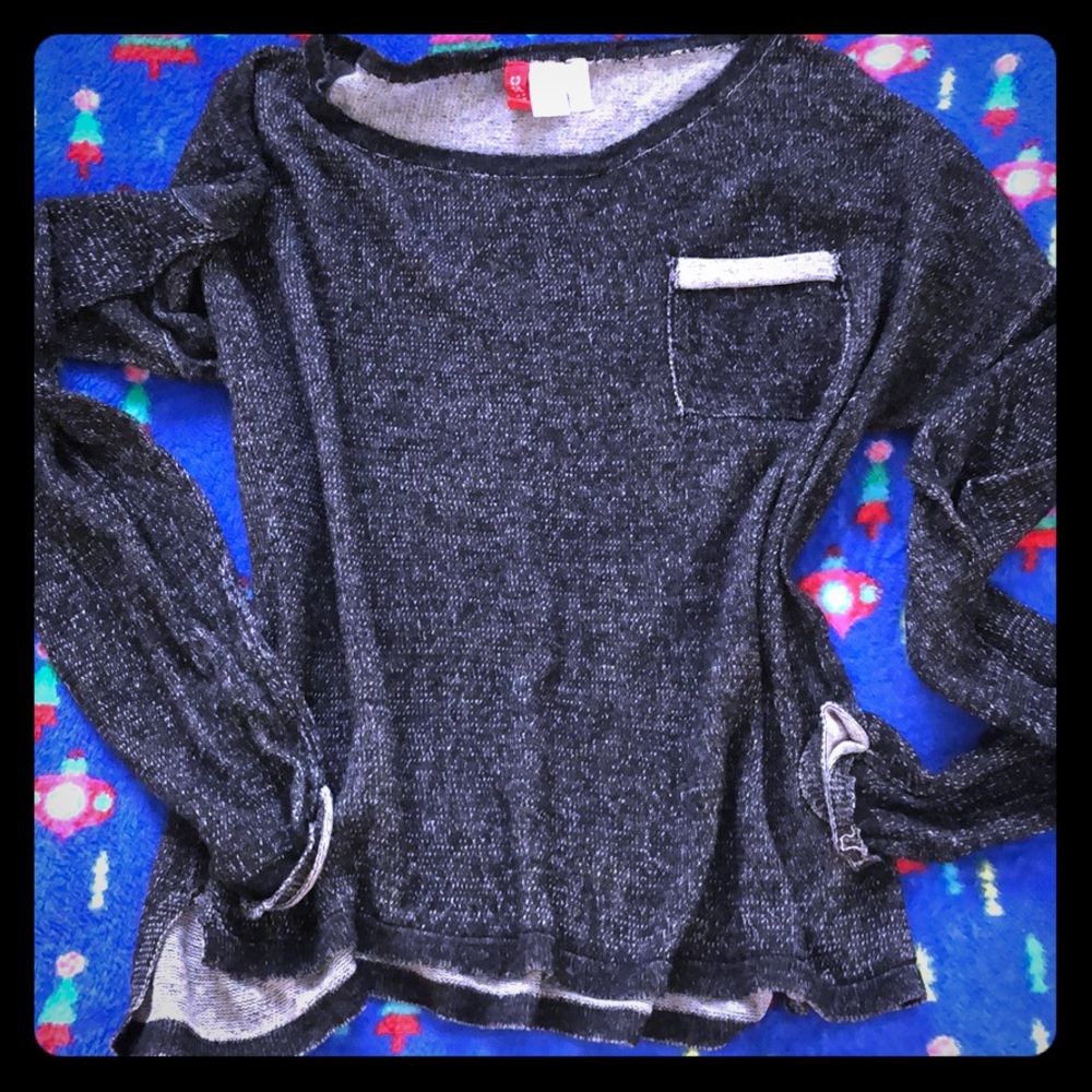 Divided lightweight sweater